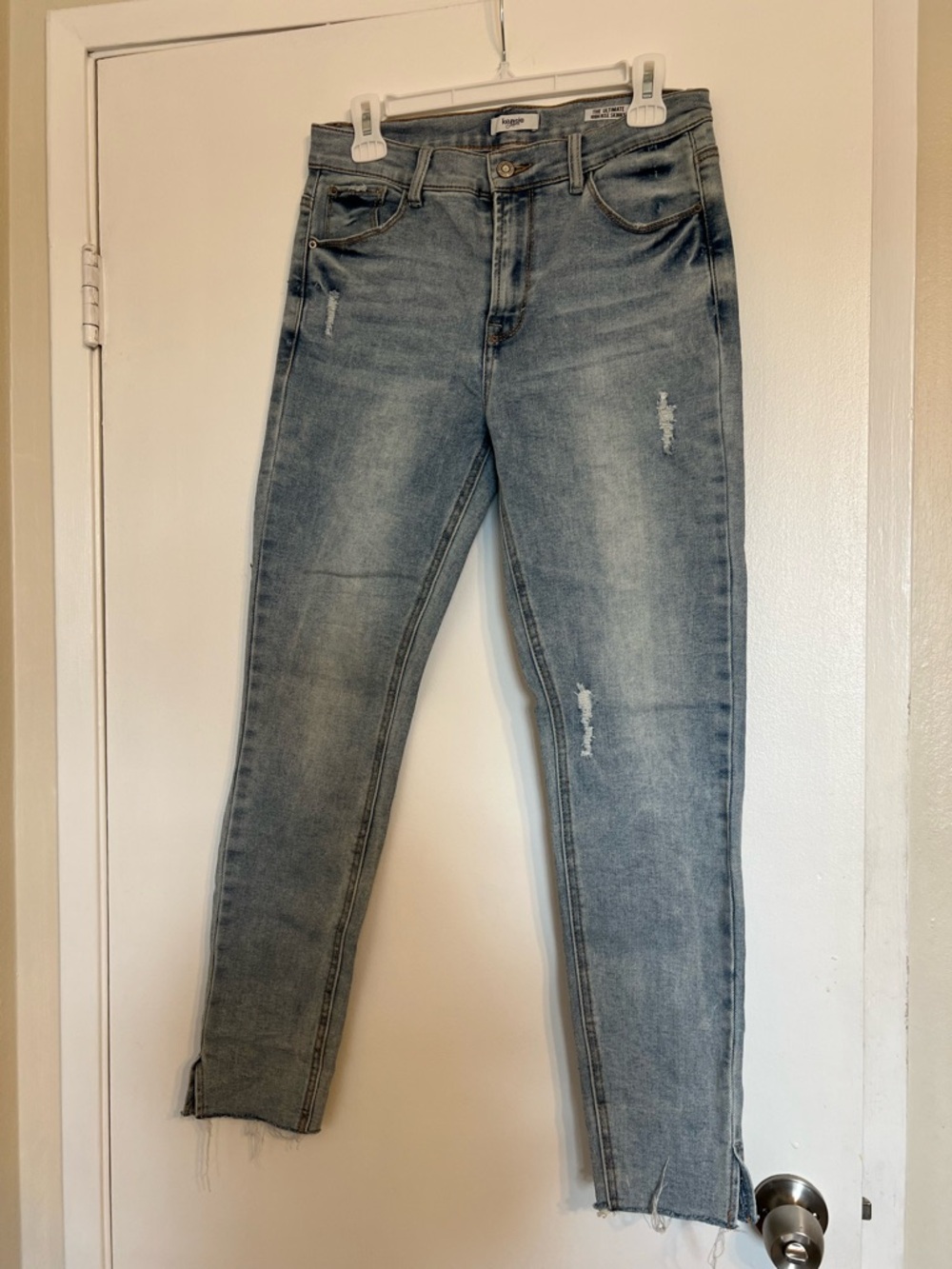 Kensie Women's Light Wash Skinny Jeans with Subtle Distressing